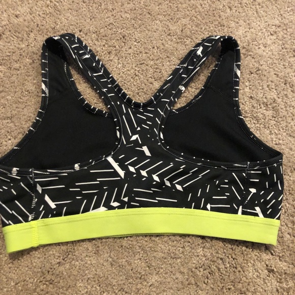 Nike Women’s sports bra size medium - Picture 2 of 3